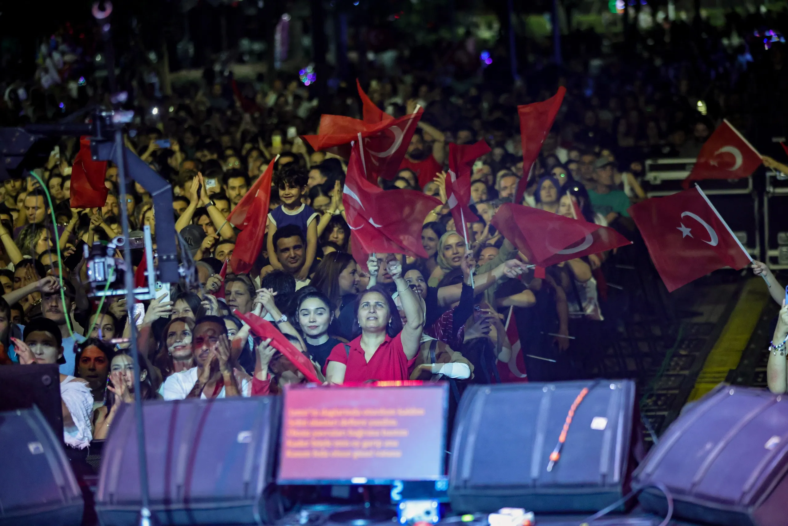 BAYRAKLIâDA 30 AÄUSTOS COÅKUSU EMRE AYDINâLA SAHÄ°LE TAÅTI (5)-1788042617630.webp